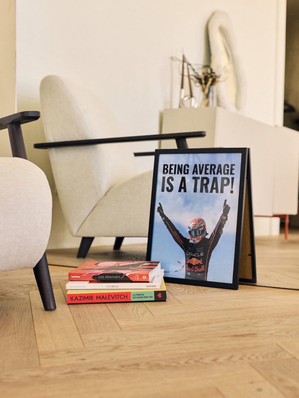 Постер «Being average is a trap!» з пілотом Red Bull